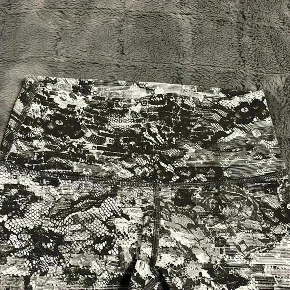 Lululemon Wunder Under Leggings - Picture 6 of 8